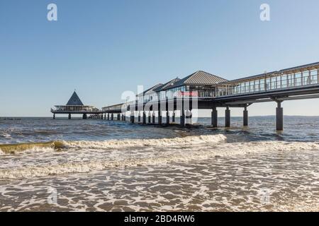 Die in deutscher Sprache als Seebrücke bezeichnete Anlegestelle bei Heringsdorf auf der Insel Usedom an der Ostseeküste Stockfoto