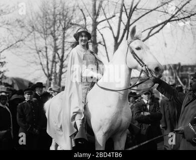 Inez Milholland Boissevain, das weiße kap trägt, sitzt auf weißem Pferd bei der Parade der National American Woman Suffrage Association vom 3. März 1913 Stockfoto