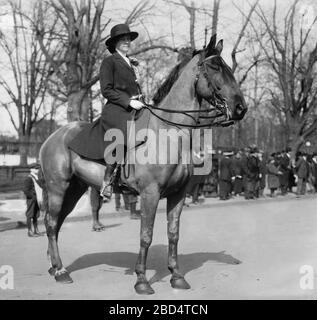 Alberta Hill zu Pferd bei der Woman Suffrage Parade in Washington, D.C. am 3. März 1913 Stockfoto