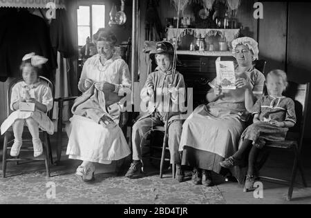 Die Familie sitzt in einem Wohnzimmer in einem Haus im Broad Channel, Queens Ca. 1910-1915 Stockfoto