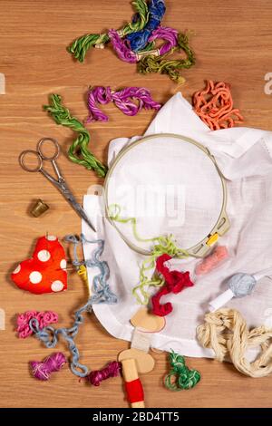 Set für manuelle Stickereien - mehrfarbige Fäden, Hoop, Nadeln, Schere. Stockfoto