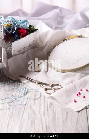 Set für manuelle Stickereien - mehrfarbige Fäden, Hoop, Nadeln, Schere. Stockfoto