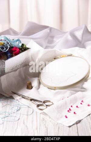 Set für manuelle Stickereien - mehrfarbige Fäden, Hoop, Nadeln, Schere. Stockfoto