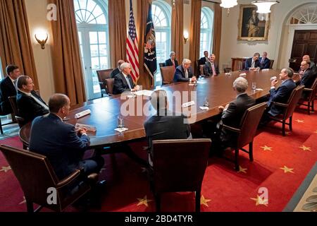 Präsident Donald J. Trump, der von Vizepräsident Mike Pence zusammenkommt, trifft sich mit Führungskräften der Tourismusbranche, um die Gesundheitsversorgung und die wirtschaftlichen Reaktionen auf den Ausbruch des Coronavirus (COVID-19) am Dienstag, 17. März 2020, im Kabinettsraum des Weißen Hauses zu besprechen. Stockfoto