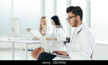 Arzt arbeitet auf einem Laptop in der Klinik Zimmer Stockfoto