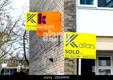 Zu lassen und verkauft Zeichen von Immobilienmaklern an der Fassade eines Gebäudes, London, Großbritannien Stockfoto