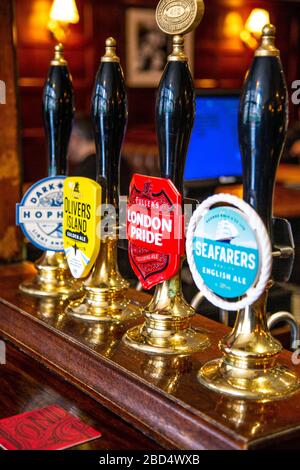 Bierzapfen im Blacksmith's Arms Pub in Rotherhithe, London, UK, London Stockfoto