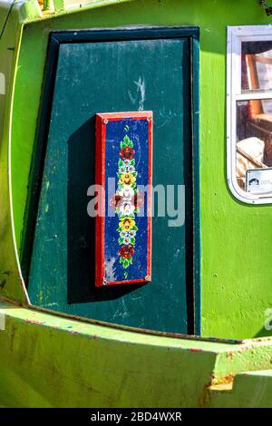 Rosen und Schlösser Dekoration auf einem Hausboot, London, Großbritannien Stockfoto