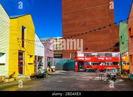 Blue House Yard und Cakes & Ladders Brettspiele Doppeldecker Café Bus in Wood Green, London, Großbritannien Stockfoto