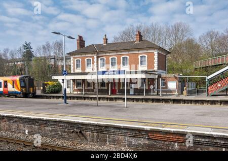 Der Bahnhof St Denys wurde 1865 erbaut und bedient die Vororte St Denys und Portswood von Southampton in Hampshire, England, Großbritannien Stockfoto