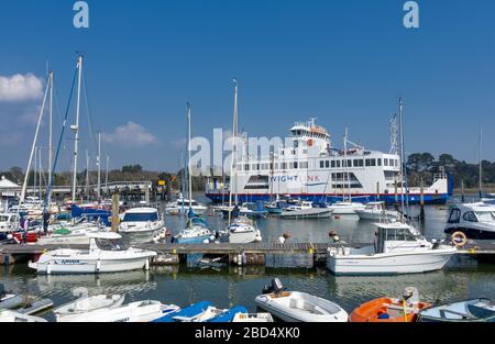 Die Wightlink Fähre kommt in Lymington Pier Bahnhof und Boote dockten in Lymington Hafen in Hampshire, England, Großbritannien Stockfoto