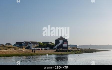 Strandhütten am Ende der Hengistbury Head Spit in Mudeford, Christchurch, Dorset, England, Großbritannien Stockfoto