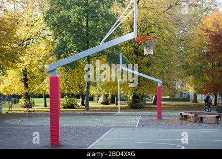 Basketballplätze im Herbst im Ravenscourt Park, Paddenswick Rd, Hammersmith, London W6 0UA Stockfoto