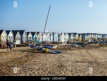 Reihe von bunten Strandhütten und Sandstrand in Hengistbury Head, in der Nähe von Christchurch, Dorset, England, Großbritannien Stockfoto