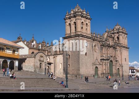 Die Kathedrale Basilika Mariä Himmelfahrt und die Iglesia del Triunfo auf der Plaza de Armas in Cusco, Peru Stockfoto