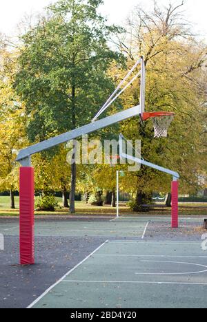 Basketballplätze im Herbst im Ravenscourt Park, Paddenswick Rd, Hammersmith, London W6 0UA Stockfoto