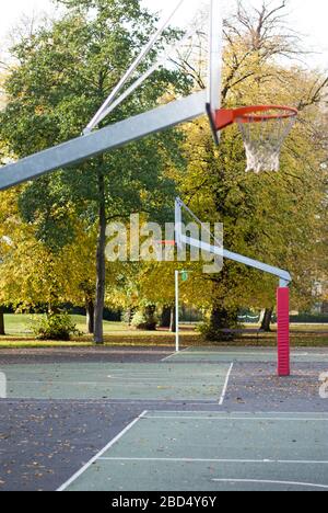 Basketballplätze im Herbst im Ravenscourt Park, Paddenswick Rd, Hammersmith, London W6 0UA Stockfoto