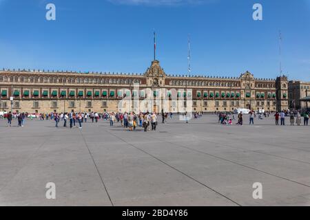 El Zocalo in Mexiko-Stadt mit dem Nationalpalast. Stockfoto