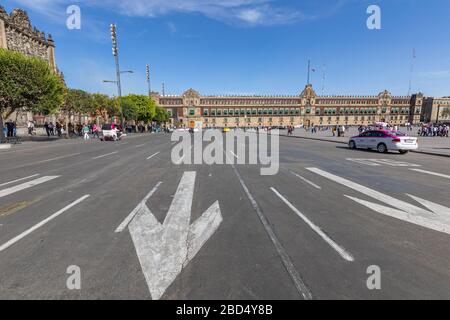 El Zocalo in Mexiko-Stadt mit dem Nationalpalast. Stockfoto