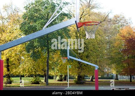 Basketballplätze im Herbst im Ravenscourt Park, Paddenswick Rd, Hammersmith, London W6 0UA Stockfoto