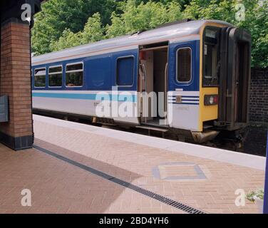 1994 Eisenbahnpassagiere am Bahnhof Stourbridge, West Midlands, England, Großbritannien Stockfoto