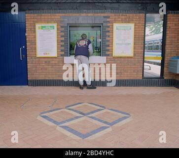 1994 Eisenbahnpassagiere am Bahnhof Stourbridge, West Midlands, England, Großbritannien Stockfoto