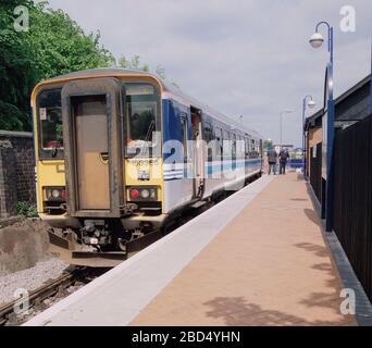 1994 Eisenbahnpassagiere am Bahnhof Stourbridge, West Midlands, England, Großbritannien Stockfoto