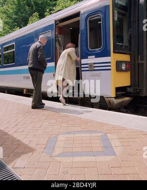 1994 Eisenbahnpassagiere am Bahnhof Stourbridge, West Midlands, England, Großbritannien Stockfoto