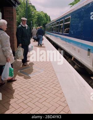 1994 Eisenbahnpassagiere am Bahnhof Stourbridge, West Midlands, England, Großbritannien Stockfoto