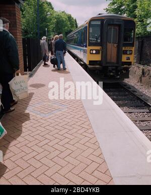 1994 Eisenbahnpassagiere am Bahnhof Stourbridge, West Midlands, England, Großbritannien Stockfoto