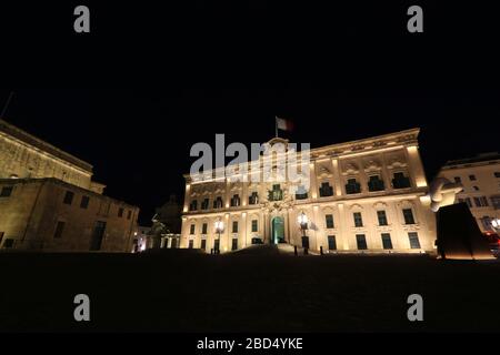 Nachtansicht der Auberge de Castille (Berġa ta' Kastilja) am Kastilien Platz in Valletta, Malta, wo sich das Büro des maltesischen Premierministers befindet Stockfoto