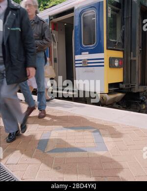 1994 Eisenbahnpassagiere am Bahnhof Stourbridge, West Midlands, England, Großbritannien Stockfoto