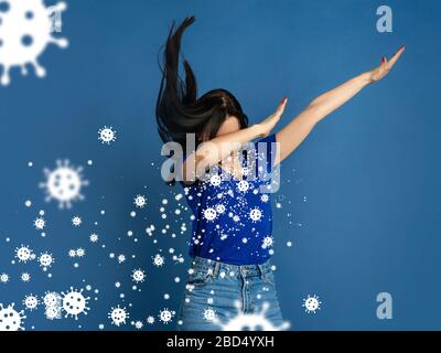 Wie man richtig niest - kaukasische Frau, die isoliert auf Studiohintergrund mit Virus-Illustration dahintersteht. Schönes weibliches Modell. Human Emotions, Sales, Healthcare und Medicine Konzept. Stellen Sie die Epidemie ein. Stockfoto