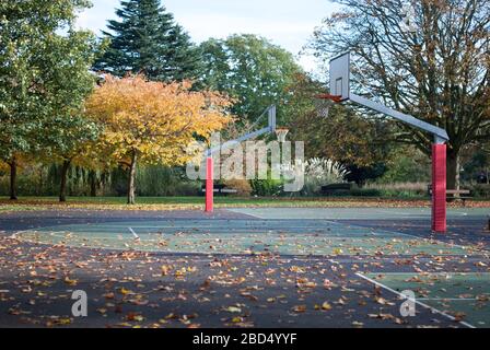 Basketballplätze im Herbst im Ravenscourt Park, Paddenswick Rd, Hammersmith, London W6 0UA Stockfoto