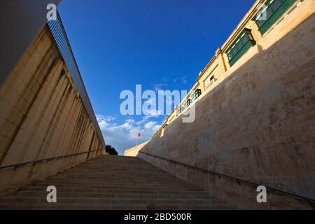 Treppe mit vielen Stufen, die vom Stadttor zum oberen Teil der Festung von Valletta, Malta, führen Stockfoto