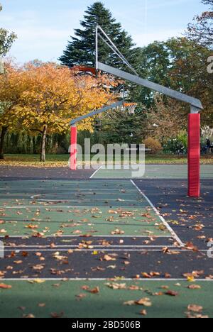 Basketballplätze im Herbst im Ravenscourt Park, Paddenswick Rd, Hammersmith, London W6 0UA Stockfoto