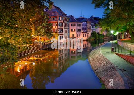 Straßburg, Frankreich. Stadtbild der Straßburger Altstadt während der blauen Stunde der Dämmerung. Stockfoto