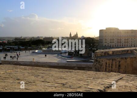 Panoramafenblick auf die Skyline - den Hauptplatz, den Tritions' Fountain und die Saint Publius Pfarrkirche, von der Stadtmauer von Valletta, Malta aus gesehen Stockfoto