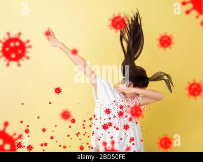 Wie man richtig niest - kaukasische Frau, die isoliert auf Studiohintergrund mit Virus-Illustration dahintersteht. Schönes weibliches Modell. Human Emotions, Sales, Healthcare und Medicine Konzept. Stellen Sie die Epidemie ein. Stockfoto