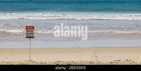 Strand geschlossen, Virus 19, Strand geschlossen oder Shutdown Konzept inmitten von Coronavirus Ängsten und Panik wegen ansteckender Virusverbreitung, 2019-ncov zwingt internationale Regierungen, Strände weltweit zu sperren, Stockfoto