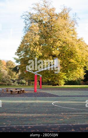 Basketballplätze im Herbst im Ravenscourt Park, Paddenswick Rd, Hammersmith, London W6 0UA Stockfoto