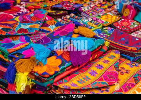 Buntes mexikanisches Handwerk zu verkaufen auf dem Markt, Lateinamerika. Mexiko Reisehintergrund. Stockfoto