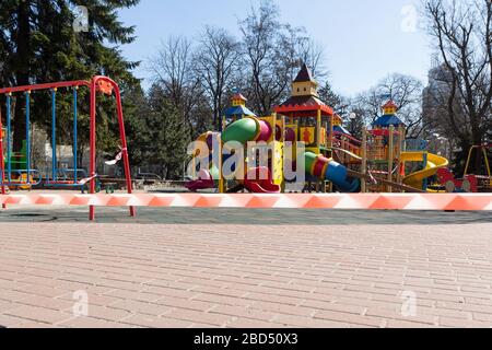 Kiew, Ukraine - 06. April 2020: Geschlossener Spielplatz im Freien. Coronavirus soziale Entfernung Quarantäne Stockfoto