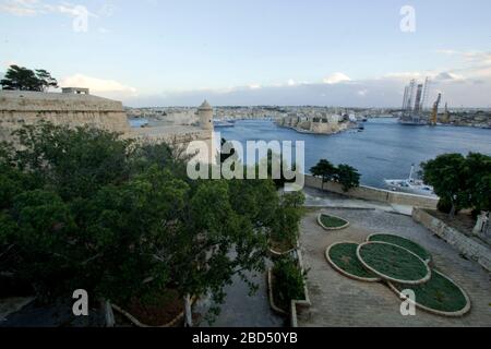 Alte Wachposten der Bastion Saint Peter & Paul mit Blick auf den Grand Harbour von Valletta, Malta, mit dem Fort Saint Michael im Hintergrund Stockfoto