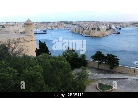 Alte Wachposten der Bastion Saint Peter & Paul mit Blick auf den Grand Harbour von Valletta, Malta, mit dem Fort Saint Michael im Hintergrund Stockfoto