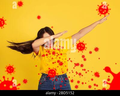 Wie man richtig niest - kaukasische Frau, die isoliert auf Studiohintergrund mit Virus-Illustration dahintersteht. Schönes weibliches Modell. Human Emotions, Sales, Healthcare und Medicine Konzept. Stellen Sie die Epidemie ein. Stockfoto