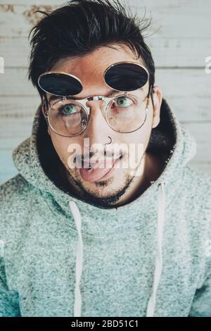 Attraktiver junger Mann mit Brille Stockfoto