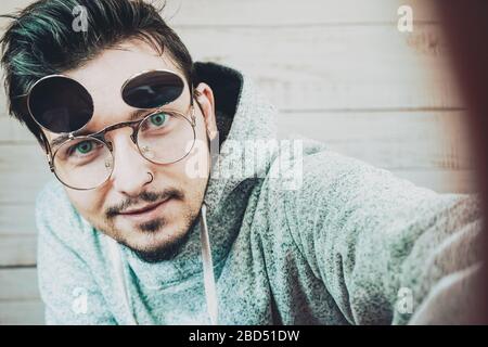 Attraktiver junger Mann mit Brille Stockfoto