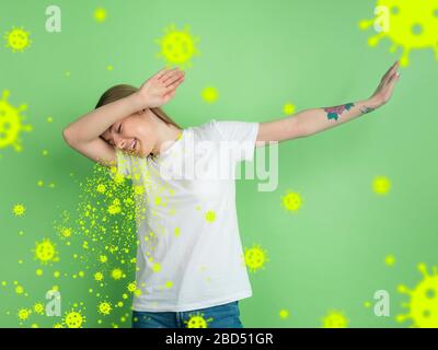 Wie man richtig niest - kaukasische Frau, die isoliert auf Studiohintergrund mit Virus-Illustration dahintersteht. Schönes weibliches Modell. Human Emotions, Sales, Healthcare und Medicine Konzept. Stellen Sie die Epidemie ein. Stockfoto