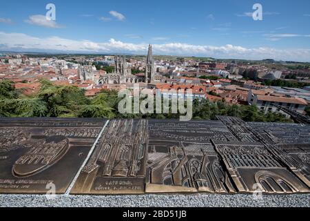 Gravur mit Sehenswürdigkeiten am Aussichtspunkt der Kathedrale der Heiligen Maria von Burgos (UNESCO-Weltkulturerbe), Burgos, Kastile und León, Spanien, Europa Stockfoto